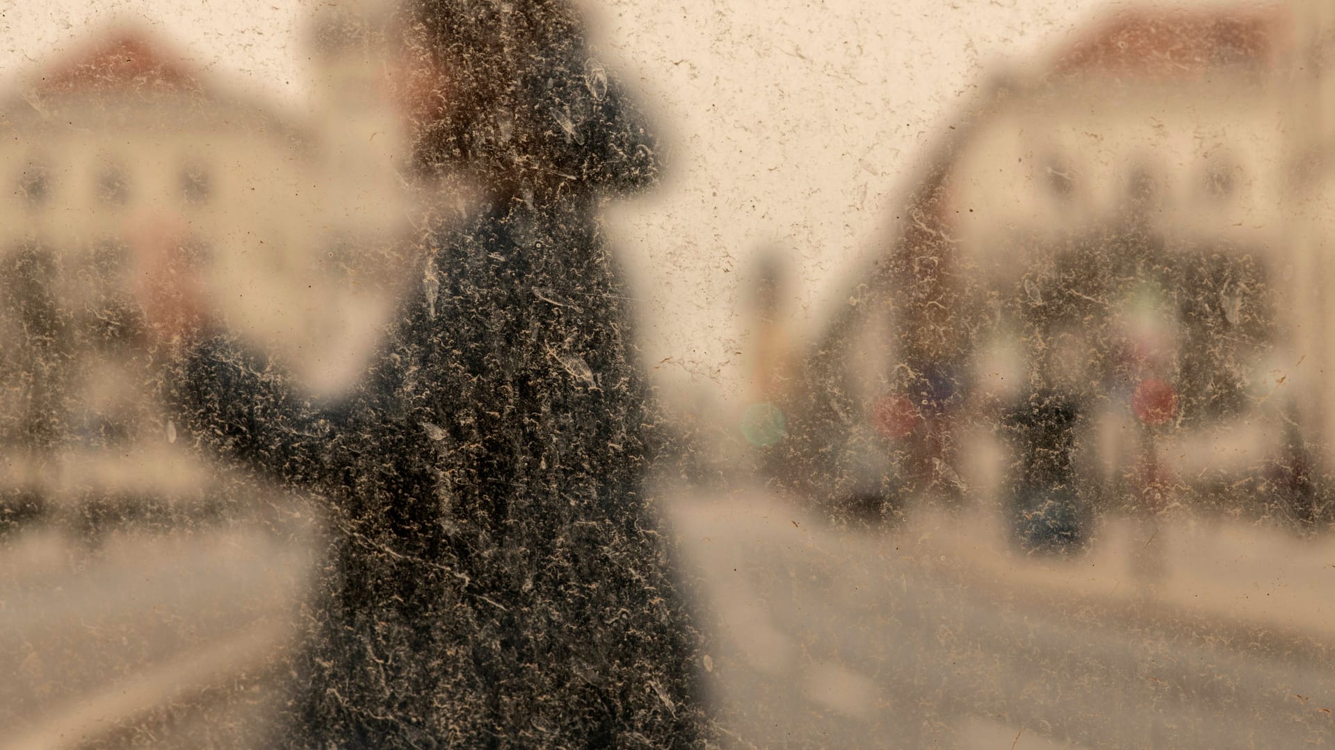 Saharastaub trübt den Blick durch eine Scheibe (Symbolbild): In Köln ist dem Wetterphänomen am Mittwoch zu rechnen.