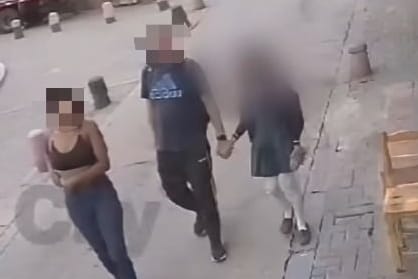 Frau mit ihrer Tochter (Archivbild): Mutter soll ihr eigenes Kinder an einen Sex-Touristen verkauft haben.