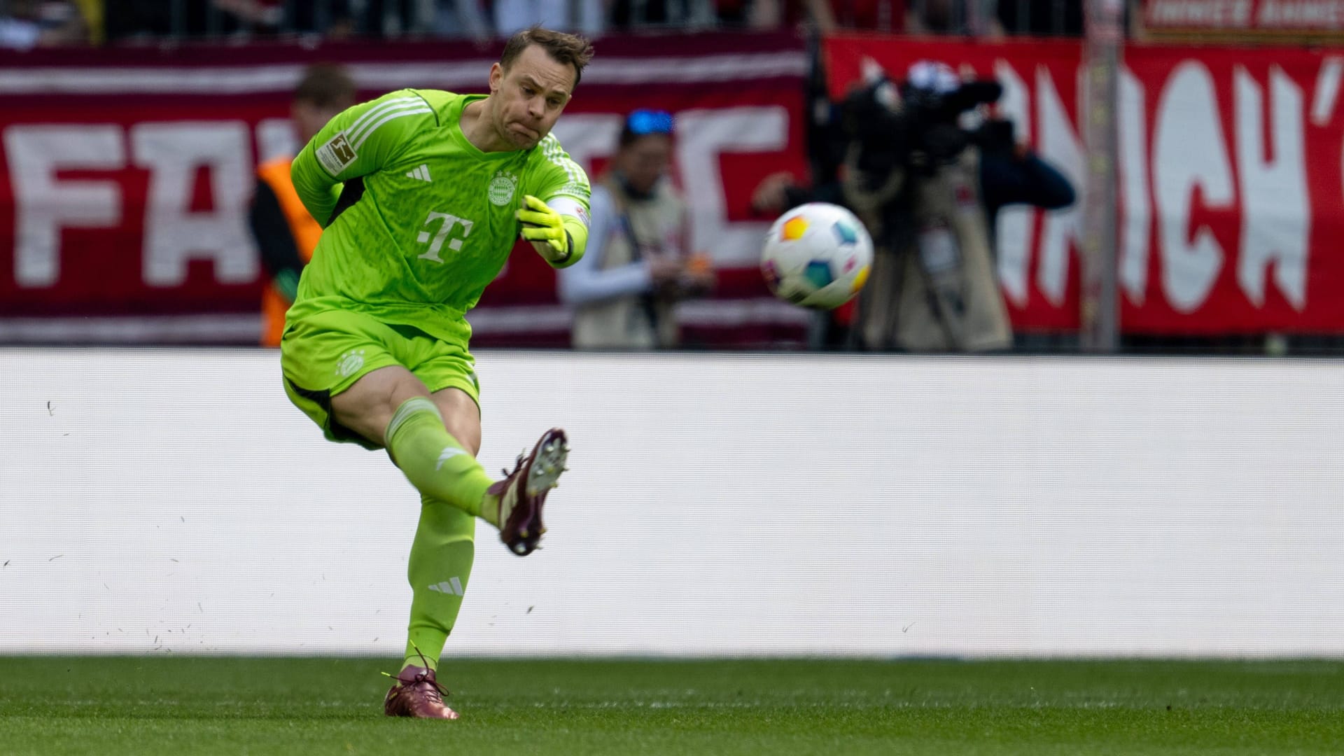 Manuel Neuer: Den Angriff, der dem 1:1 vorausging, ermöglichte er mit einem Fehlpass erst. Danach hielt er alles, was auf sein Tor kam. Viel war das allerdings nicht mehr. Note 3