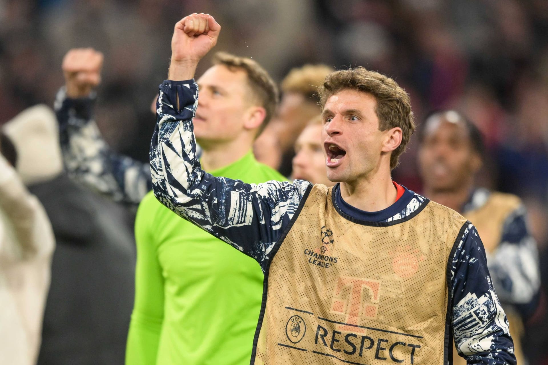 Thomas Müller jubelt vor den Fans: Im Heimspiel gegen Real Madrid fordern die Bayern ihre Fans zu einer besonderen Aktion auf.