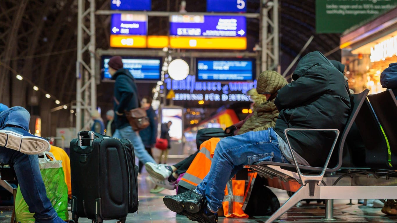 Bahnreisende warten am Frankfurter Hauptbahnhof (Archivfoto): Ein Unwetter lähmt den Bahnverkehr.