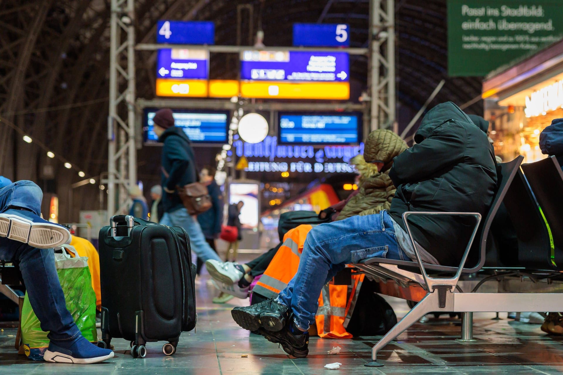 Bahnreisende warten am Frankfurter Hauptbahnhof (Archivfoto): Ein Unwetter lähmt den Bahnverkehr.