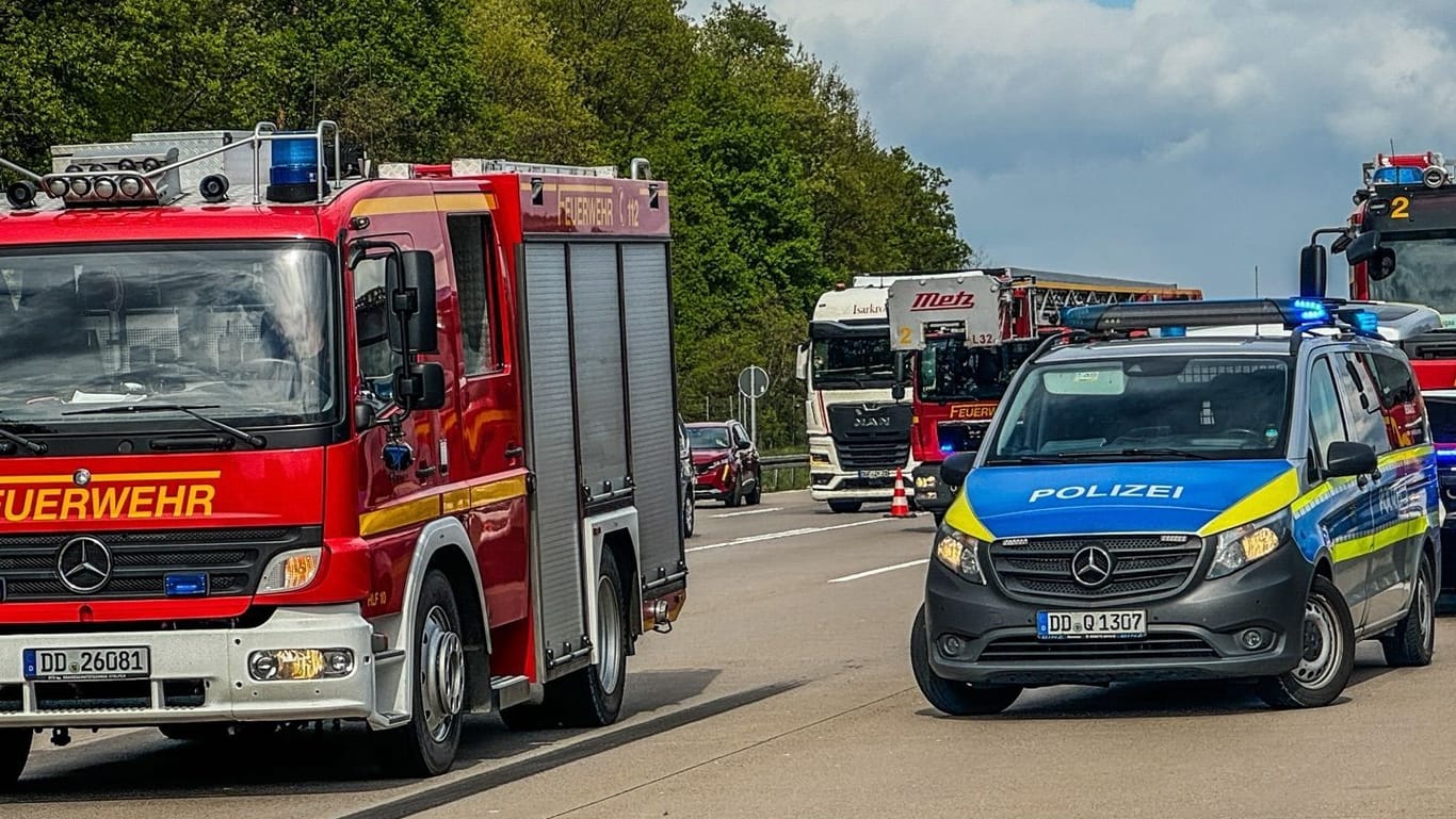 Die Feuerwehr sichert die Unfallstelle an der Anschlussstelle Hellerau.