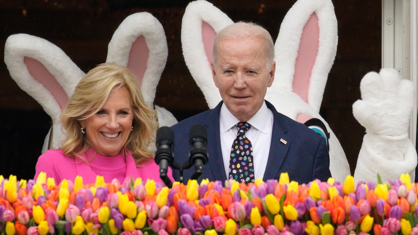 Jill (l.) und Joe Biden bei den Osterfeierlichkeiten im Weißen Haus (Archivbild). Die First Lady verteidigte ihren Ehemann in einer CBS-Sendung.