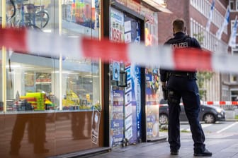 Polizeiabsperrung vor einem Kiosk (Symbolbild): Der Angreifer verließ das Geschäft ohne Diebesgut.