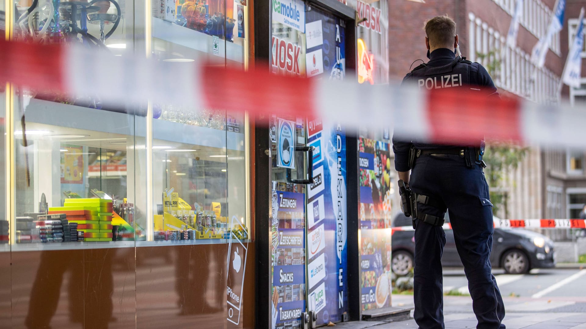 Polizeiabsperrung vor einem Kiosk (Symbolbild): Der Angreifer verließ das Geschäft ohne Diebesgut.