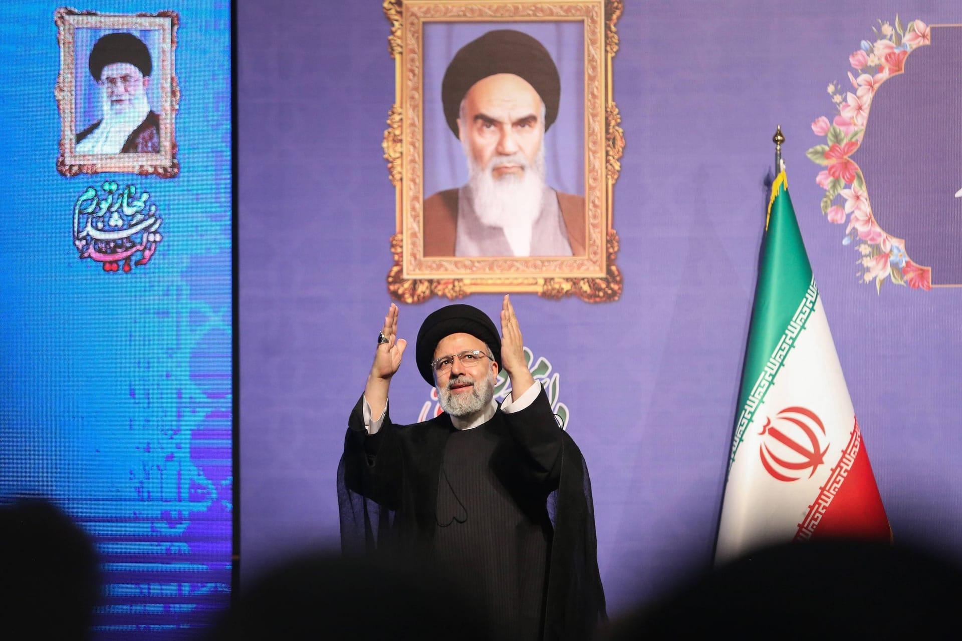 Präsident Ebrahim Raisi huldigt Ayatollah Chomeini.