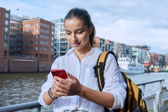 Eine junge Frau in Hamburg mit ihrem Smartphone (Archivbild): In Sachen Digitalisierung macht Hamburg laut einer Studie kein Bundesland etwas vor.