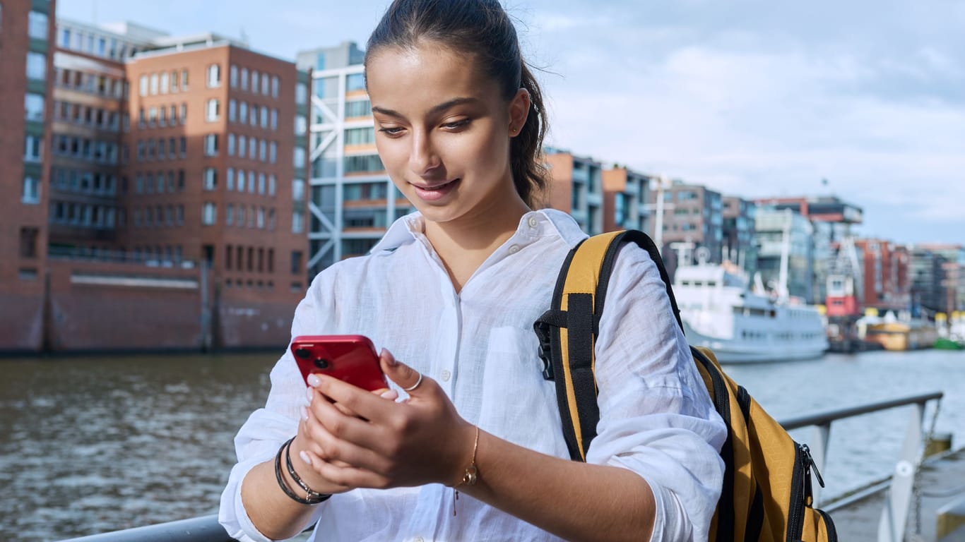 Eine junge Frau in Hamburg mit ihrem Smartphone (Archivbild): In Sachen Digitalisierung macht Hamburg laut einer Studie kein Bundesland etwas vor.