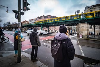 U-Bahn in Berlin (Archivbild): Umweltschützer, Verkehrsexperten und Fahrgastvertreter kritisieren das 29-Euro-Ticket.