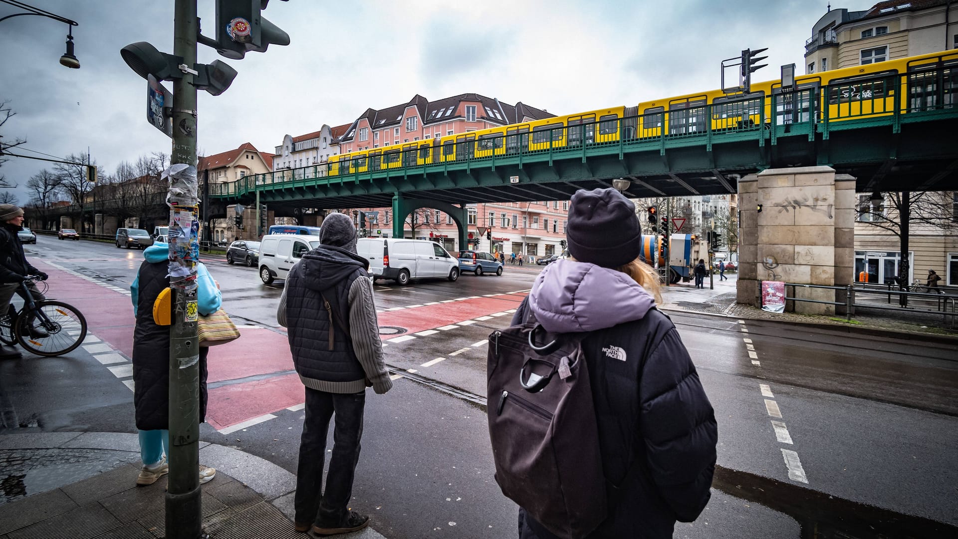 U-Bahn in Berlin (Archivbild): Umweltschützer, Verkehrsexperten und Fahrgastvertreter kritisieren das 29-Euro-Ticket.