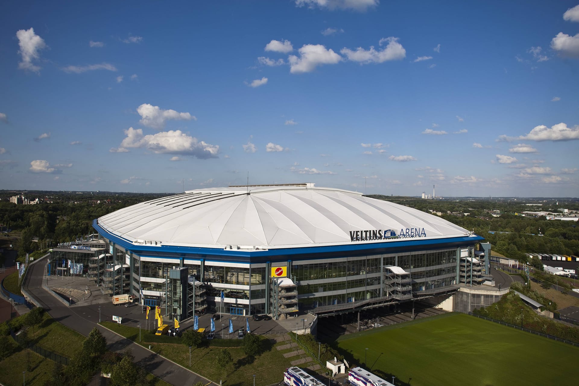 Veltins-Arena in Gelsenkirchen: Nach dem sportlichen Absturz des FC Schalke 04 beherbergt die Veltins-Arena zwar zurzeit nur eine Zweitliga-Mannschaft. Wie gefragt die Arena aber als Veranstaltungsort immer noch ist, zeigt allein die Tatsache, dass sogar Musik-Superstar Taylor Swift sich kurz nach Ende der Europameisterschaft im Juli für gleich drei Konzerte nach Gelsenkirchen verirrt. Da ist es nur folgerichtig, dass auch drei Gruppenspiele und ein Achtelfinale der EM "auf Schalke" stattfinden. 50.000 Zuschauer wird das Stadion während des Turniers fassen können.