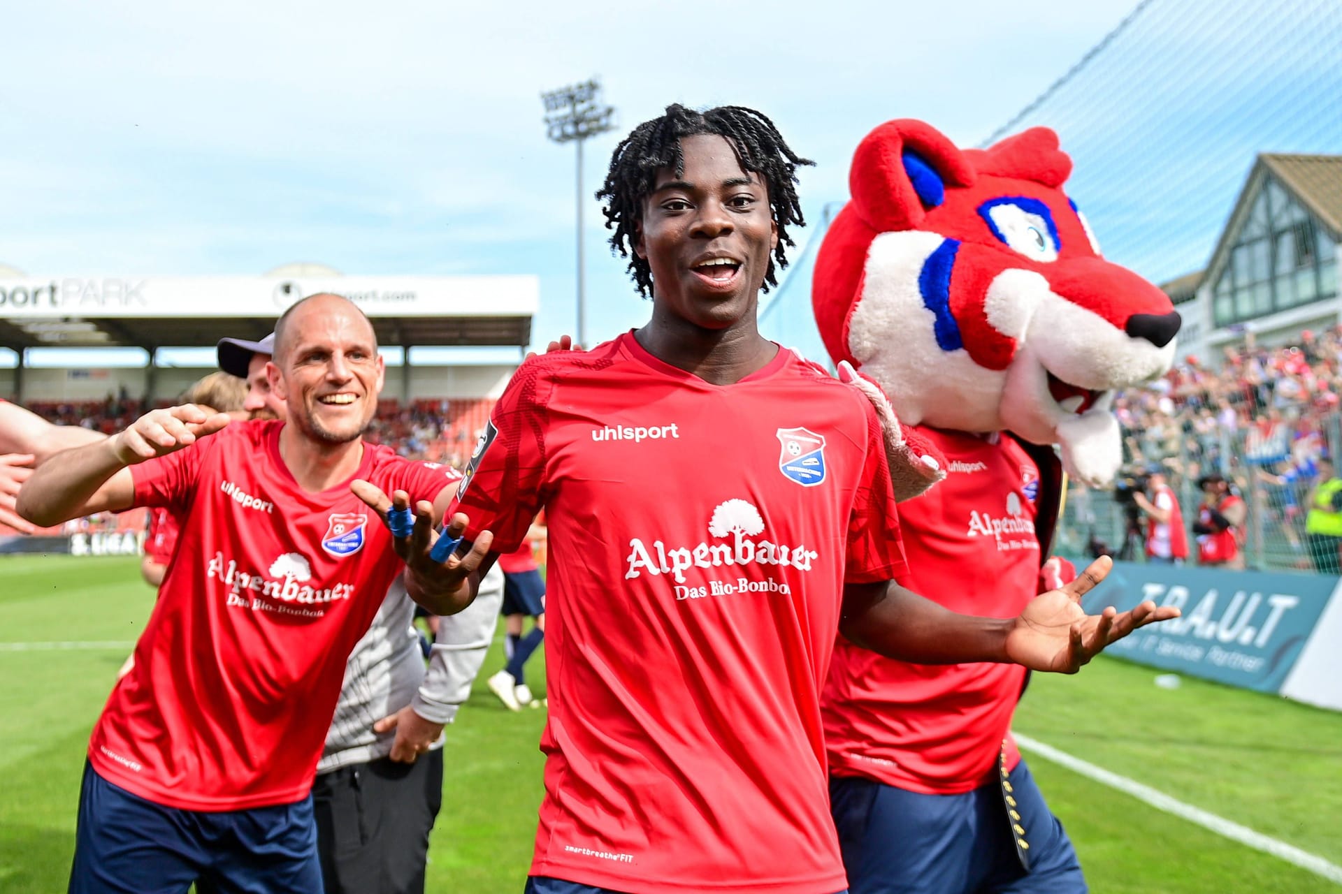 Gibson Nana Adu feiert sein erstes Tor für Unterhaching: Nie war ein Spieler bei seinem Premierentreffer in der 3. Liga jünger.