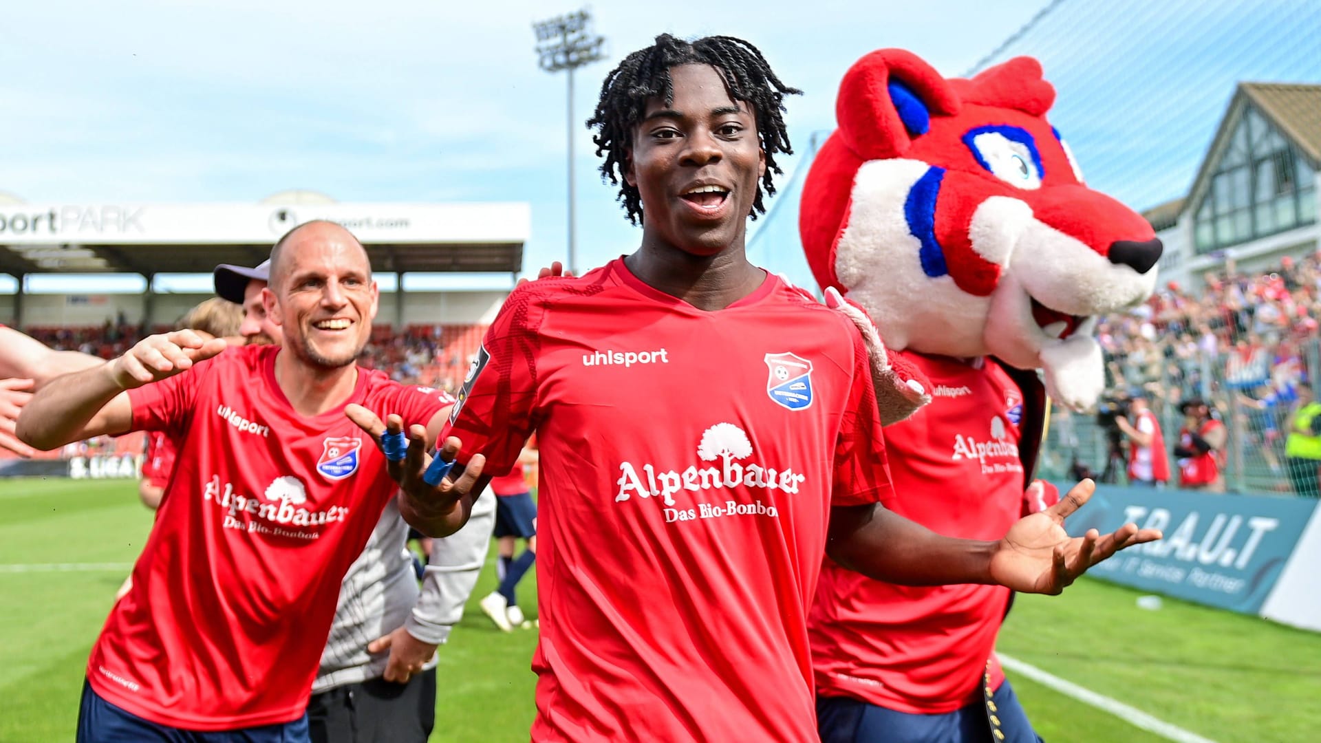 Gibson Nana Adu feiert sein erstes Tor für Unterhaching: Nie war ein Spieler bei seinem Premierentreffer in der 3. Liga jünger.