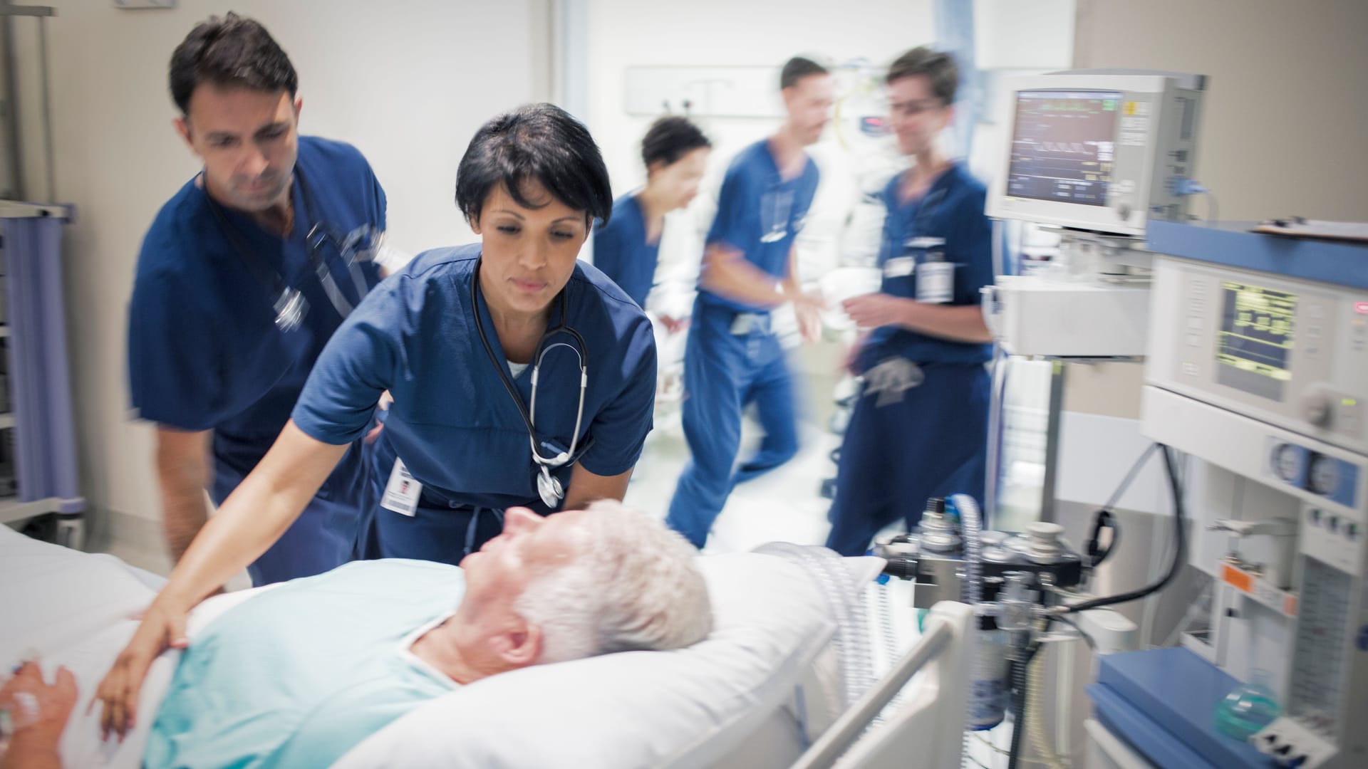 Ein Team ärztlicher Fachkräfte versorgt einen Patienten auf der Intensivstation.