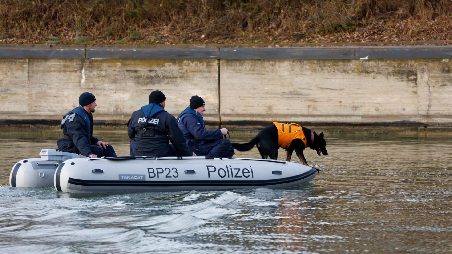 Polizeieinsatz auf dem Main-Donau-Kanal bei Nürnberg: Leichenspürhunde suchen nach der damals vermissten Alexandra R. (Archivbild).