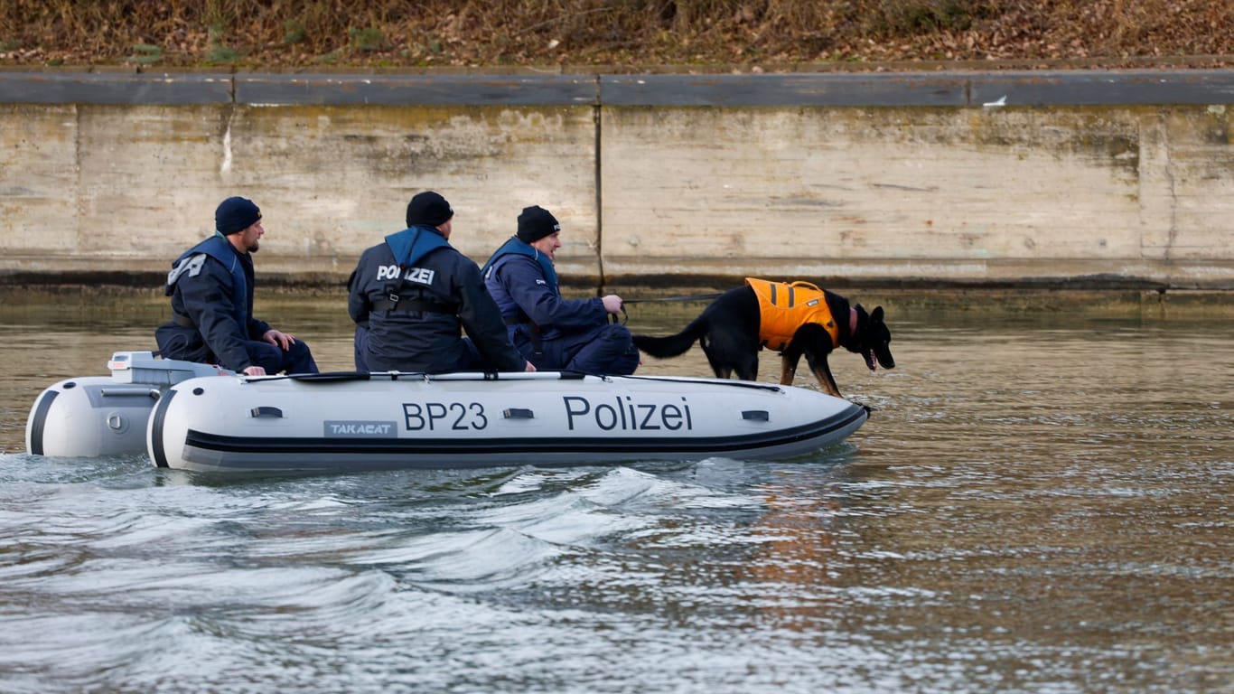 Polizeieinsatz auf dem Main-Donau-Kanal bei Nürnberg: Leichenspürhunde suchen nach der damals vermissten Alexandra R. (Archivbild).