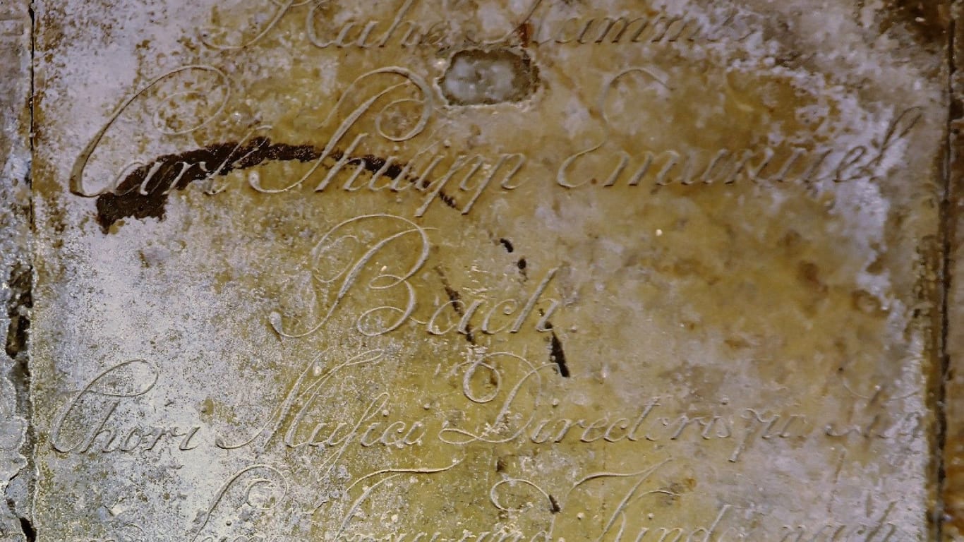 Die Grabplatte von Carl Philipp Emanuel Bach (Archivbild): Der Komponist wurde unter dem Michel beerdigt.