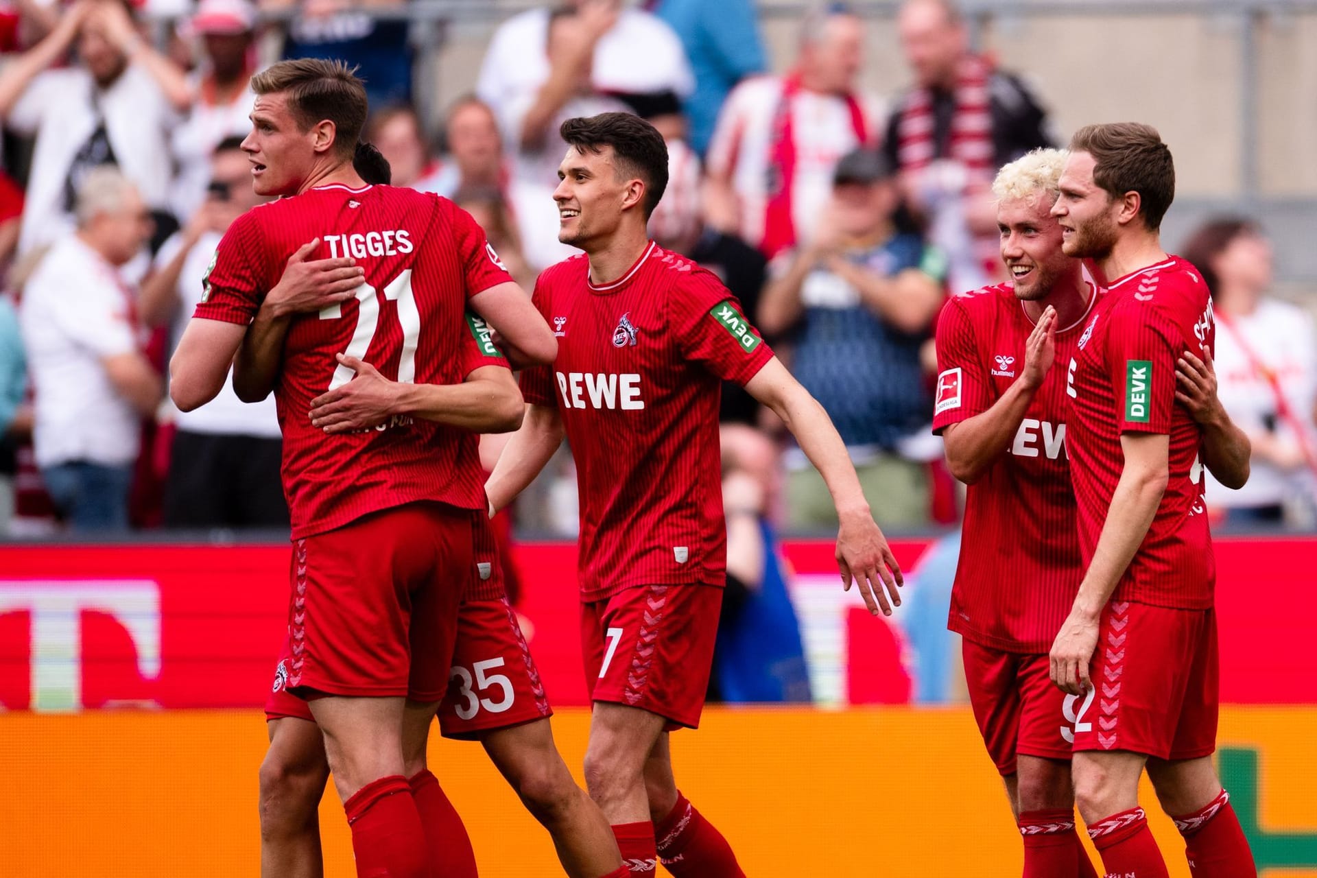 Das Rheinenergiestadion in Köln: Steffen Tigges (l-r), Max Finkgräfe, Dejan Ljubicic, Luca Waldschmidt und Benno Schmitz jubeln nach der Partie.