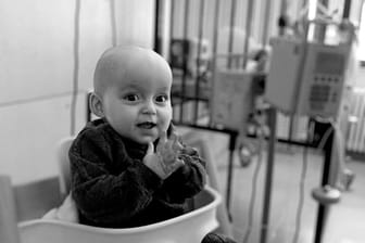 Der zwei Jahre alte Metehan im Krankenhaus (Archivfoto): Mit diesem Foto hatte unter anderem die DKMS nach einem Stammzellenspender für den Jungen gesucht.