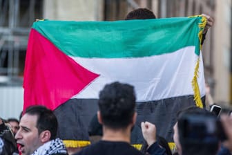 Teilnehmer einer pro-Palästina-Demo (Symbolbild): In Frankfurt findet am Samstag eine umstrittene Kundgebung statt.