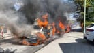 Flammen schlagen aus den brennenden Autos: Rund zwei Stunden war die Feuerwehr im Einsatz.