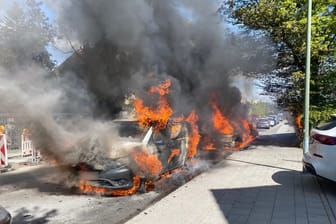 Flammen schlagen aus den brennenden Autos: Rund zwei Stunden war die Feuerwehr im Einsatz.