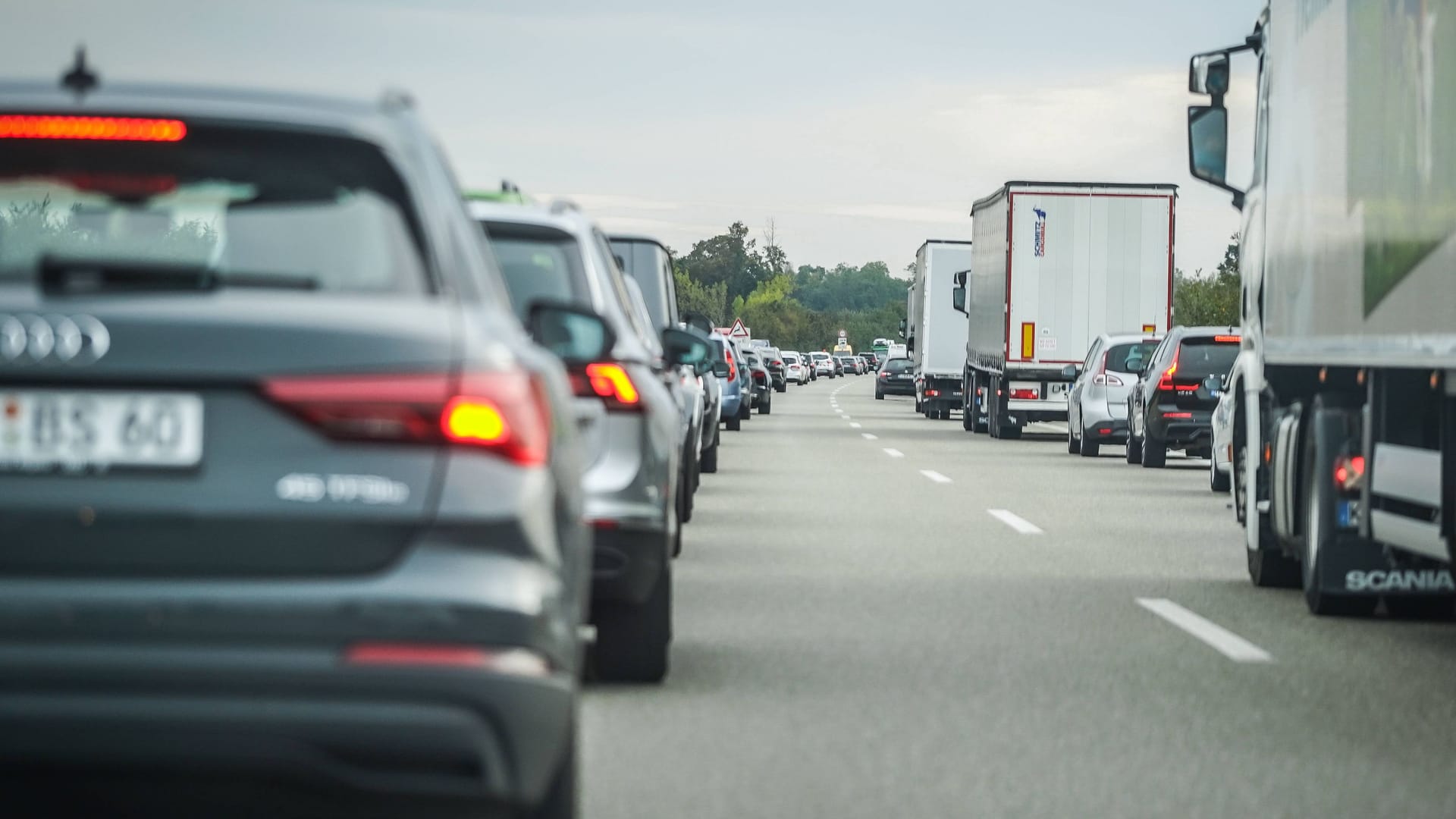 Stau auf der Autobahn: Wenn ein vorausfahrender Autofahrer die Warnblinkanlage einschaltet, kündigt er damit eine Gefahrenstelle an.