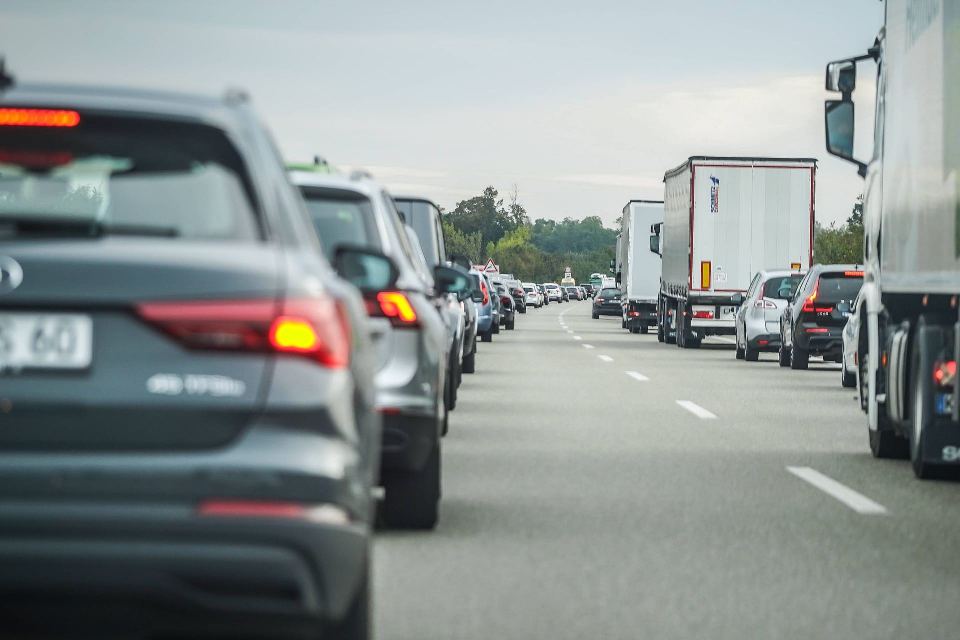 Stau auf der Autobahn: Wenn ein vorausfahrender Autofahrer die Warnblinkanlage einschaltet, kündigt er damit eine Gefahrenstelle an.