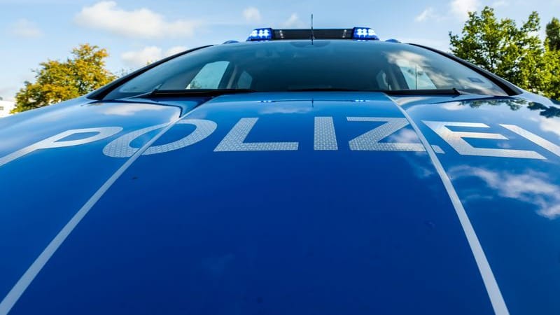 Auf der Motorhaube eines Streifenwagens steht der Schriftzug «Polizei».