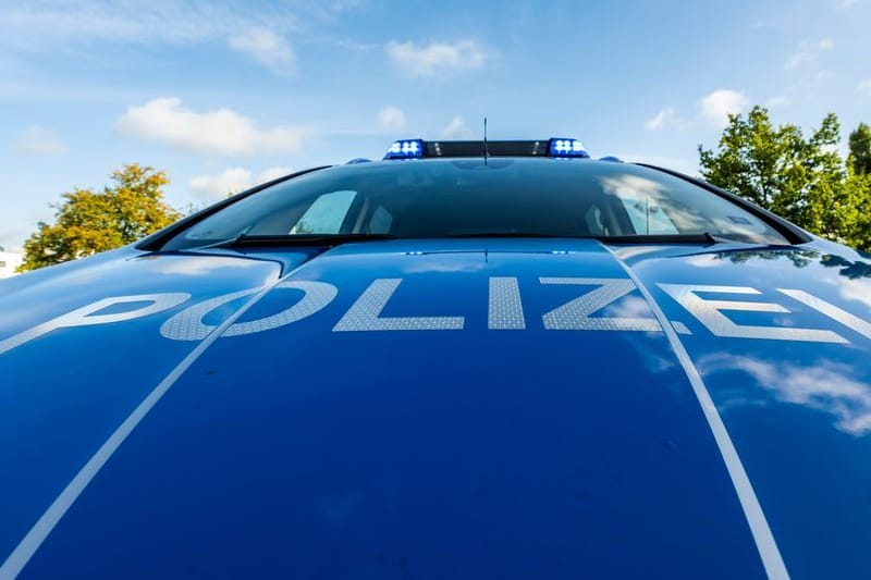 Auf der Motorhaube eines Streifenwagens steht der Schriftzug «Polizei».