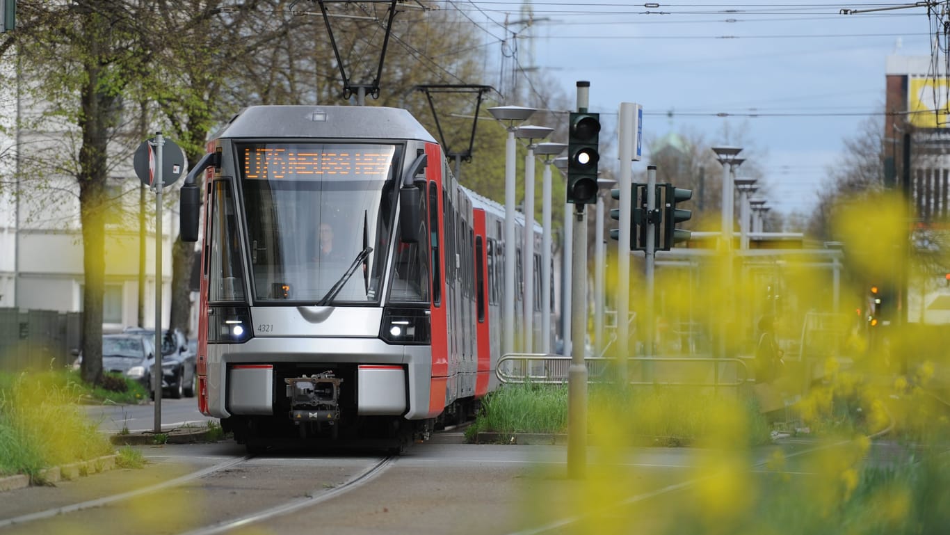 Ein Zug der Rheinbahn fährt durch Düsseldorf (Archivbild): Am Montag kann es zu Ausfällen und Verspätungen kommen.
