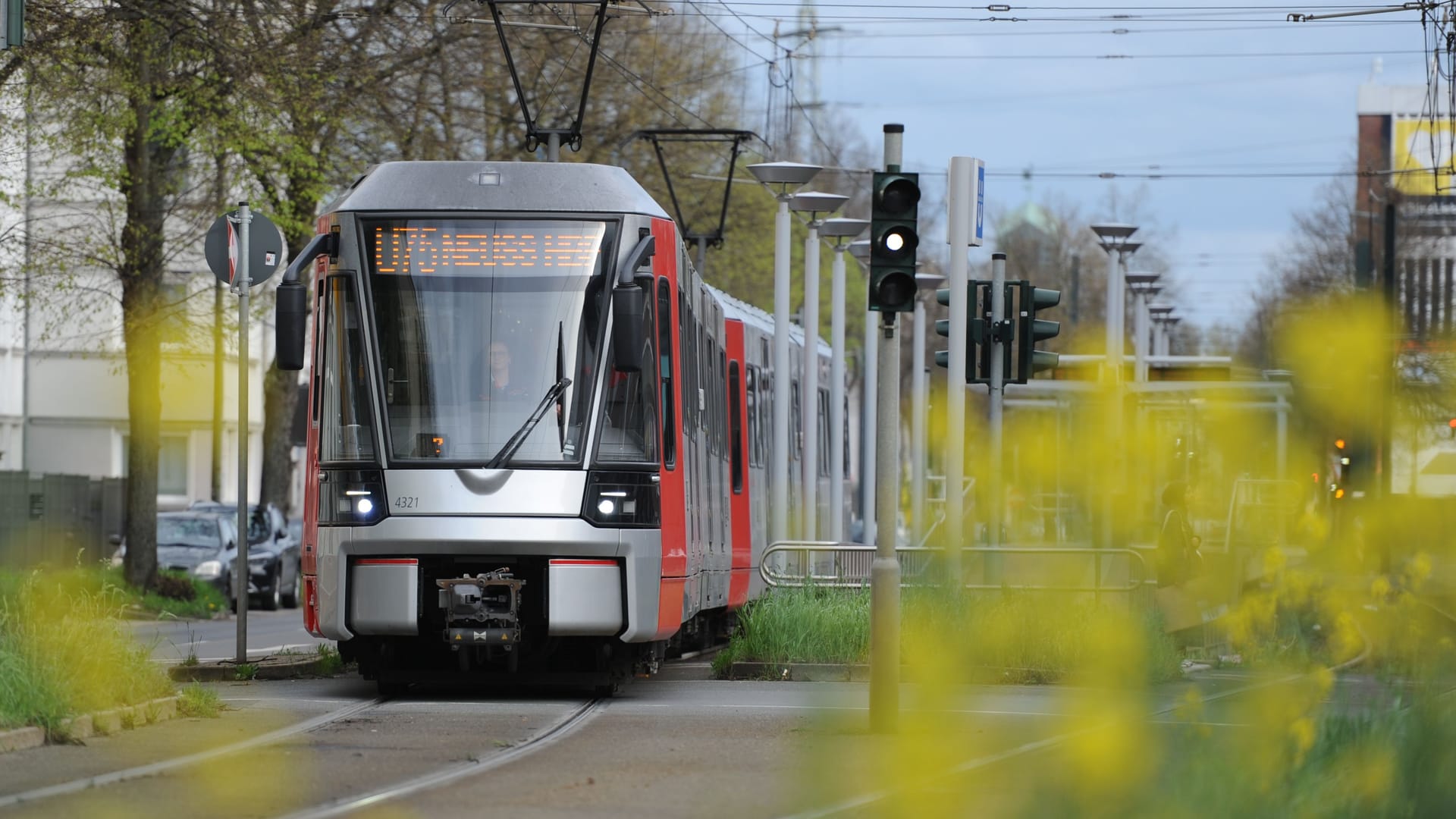 Ein Zug der Rheinbahn fährt durch Düsseldorf (Archivbild): Am Montag kann es zu Ausfällen und Verspätungen kommen.