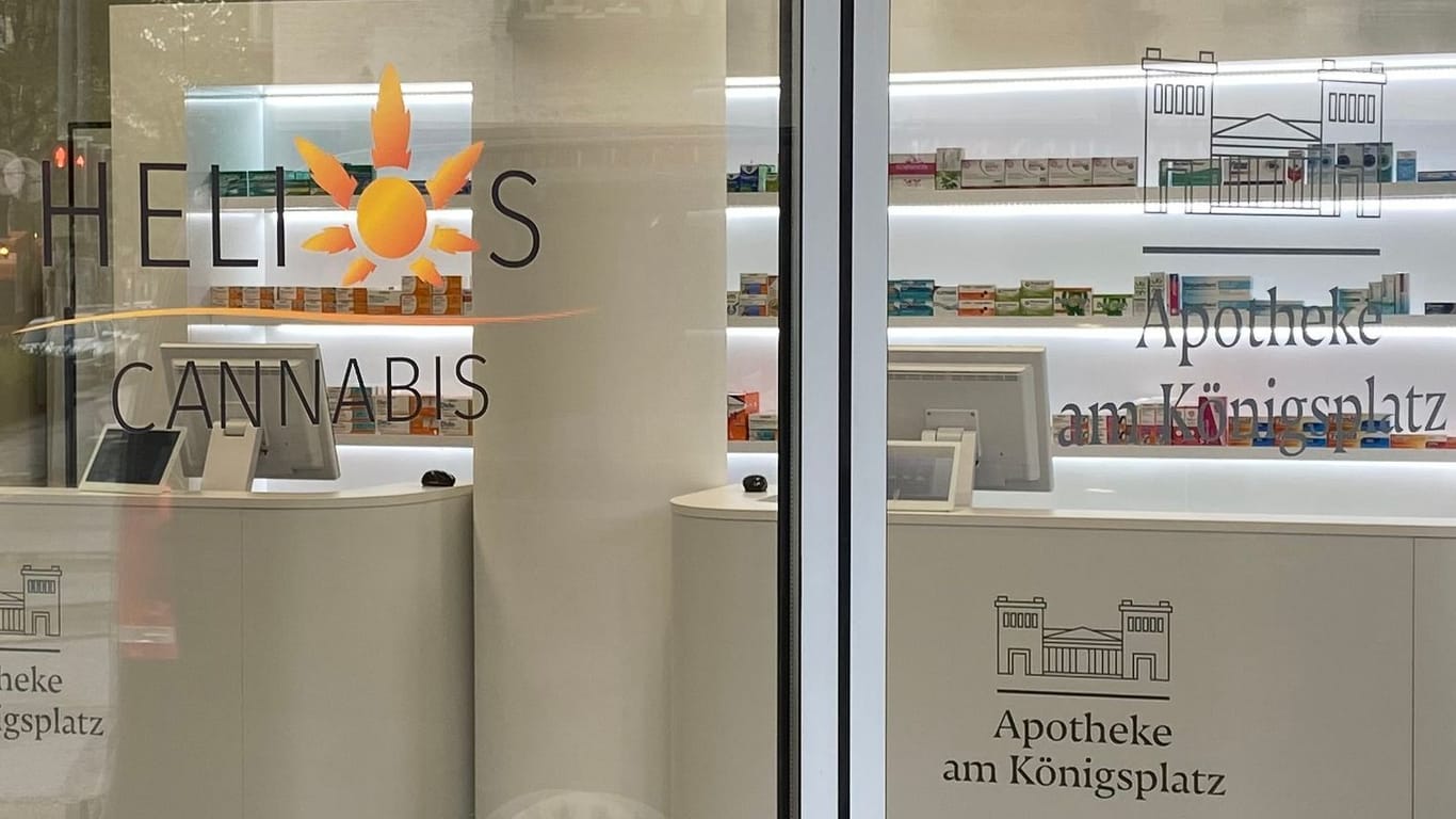 Schon auf der Eingangstür macht das Logo deutlich, dass es in dieser Apotheke auch Cannabis gibt.