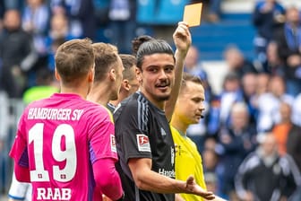 Schiedsrichter Robert Kampa (r) zeigt Hamburgs Guilherme Ramos (2.v.r) Rote Karte: Der Platzverweis war eine Schlüsselszene der Partie.