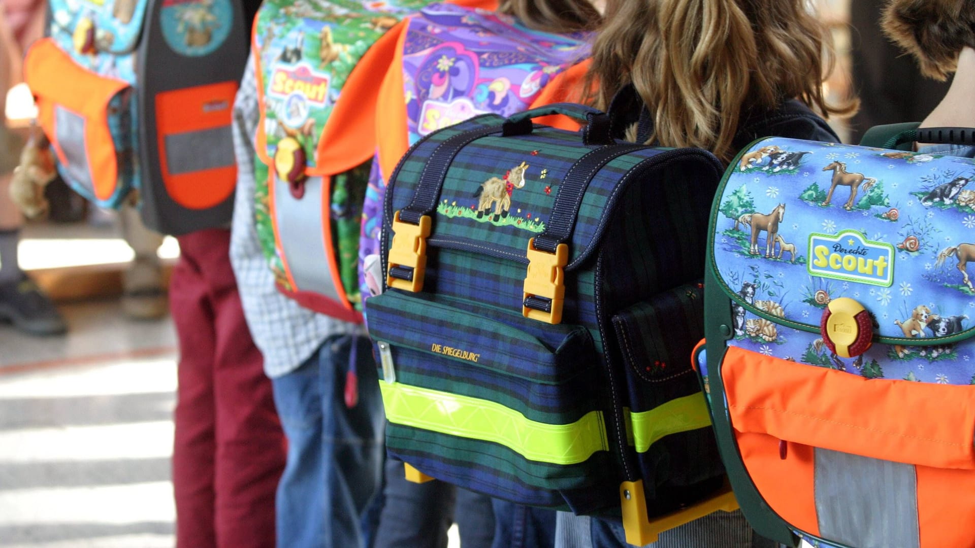 Kinder mit Schulranzen (Symbolbild): Viele Eltern der Gräfenauschule bemängeln, dass es nicht ausreichend Kindergartenplätze gebe.