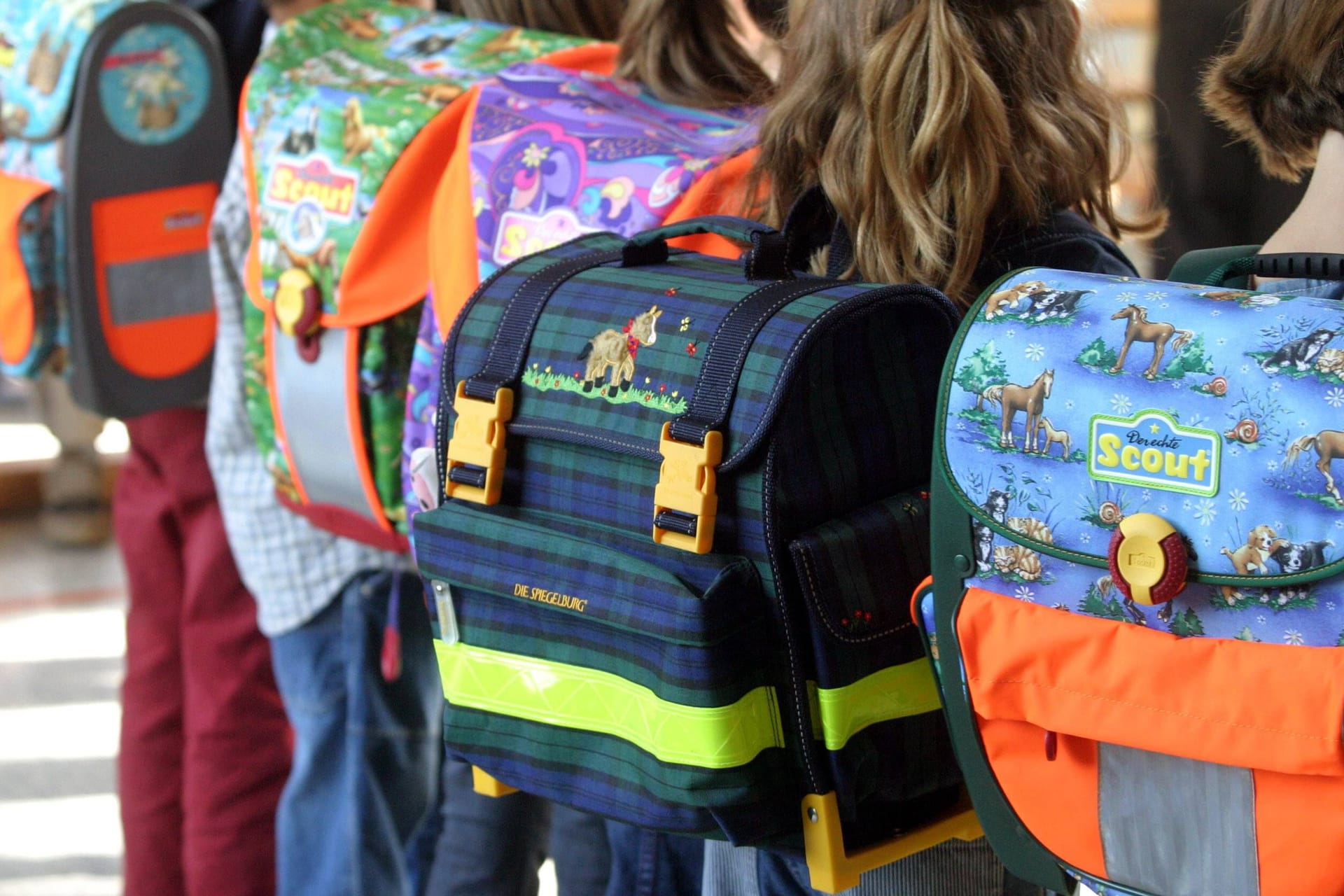 Kinder mit Schulranzen (Symbolbild): Viele Eltern der Gräfenauschule bemängeln, dass es nicht ausreichend Kindergartenplätze gebe.