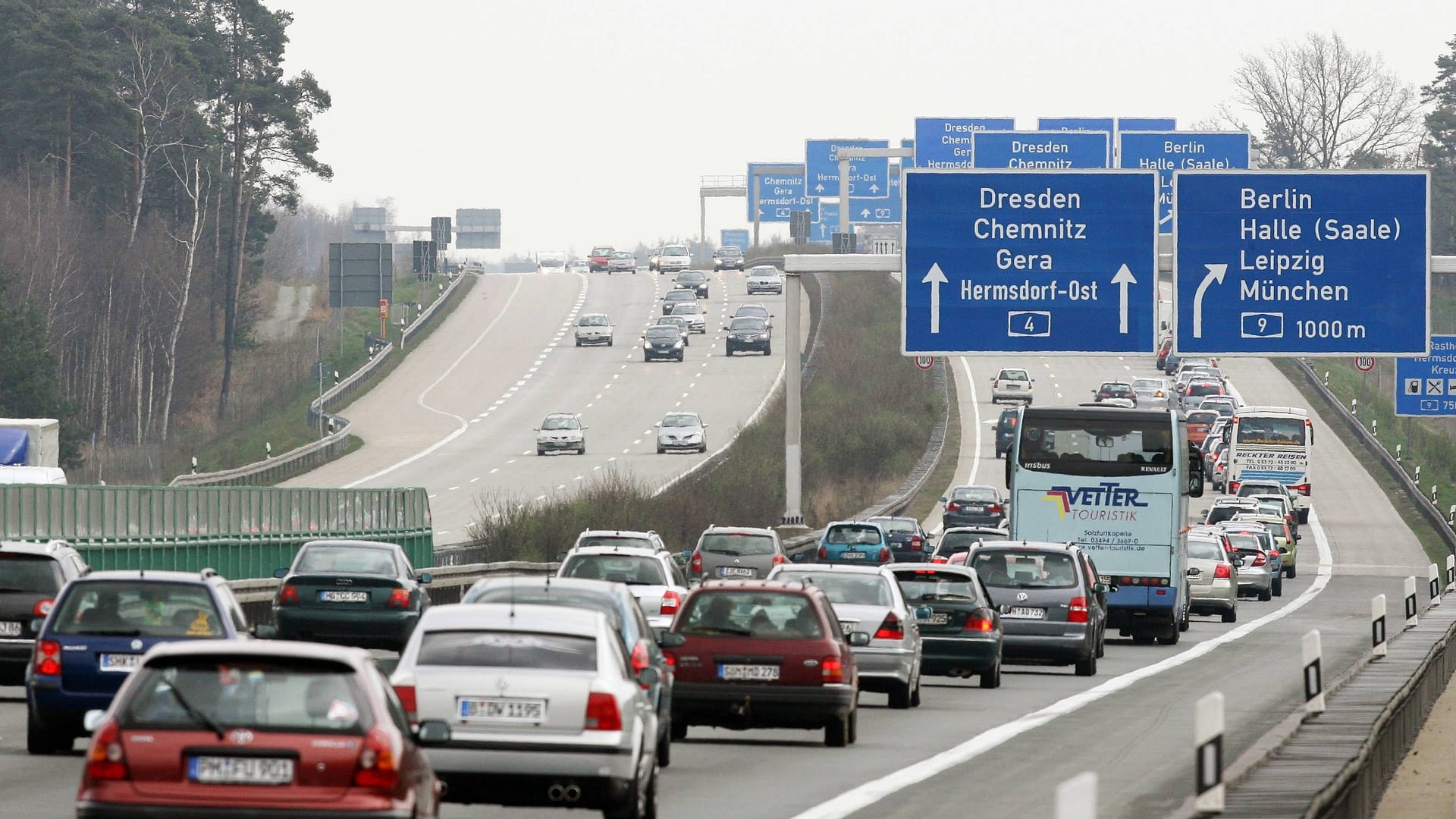 Stau am Hermsdorfer Kreuz (Archivbild): Die mutmaßliche Unfallverursacherin und ihre Beifahrerin sind leicht verletzt ins Krankenhaus gebracht worden.