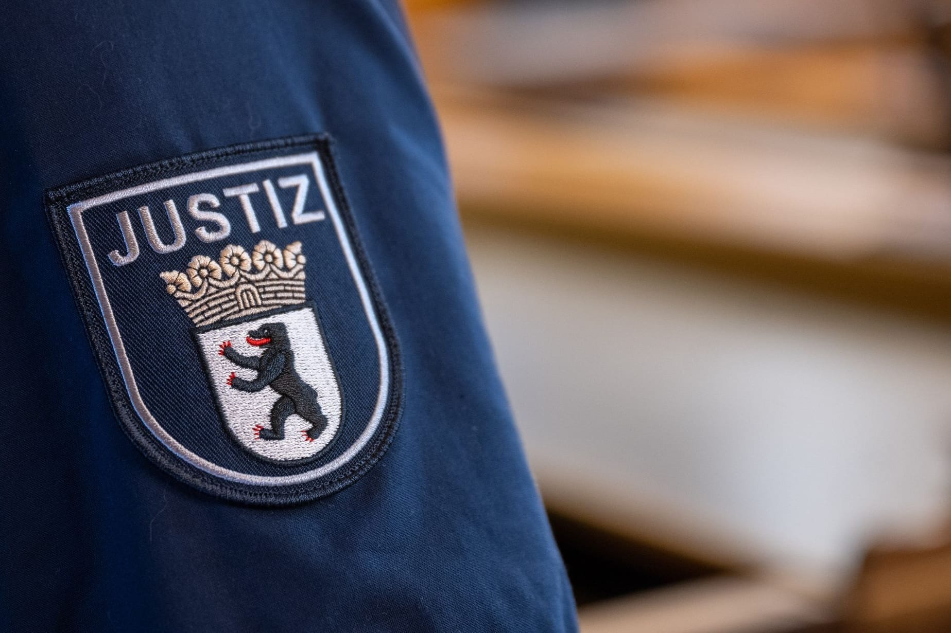 Justiz-Abzeichen an einer Uniform