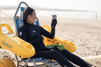 Simone Lai in einem Spezialrollstuhl am Strand von Viana do Castelo in Portugal.