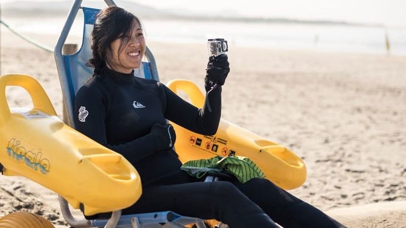 Simone Lai in einem Spezialrollstuhl am Strand von Viana do Castelo in Portugal. Simone Lai in einem Spezialrollstuhl am Strand von Viana do Castelo in Portugal.