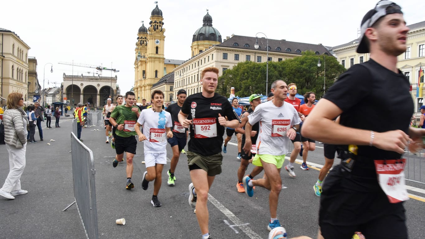 Läufer beim Marathon 2023: Die Veranstaltung im Oktober stellt den Höhepunkt der Laufsaison in München dar.