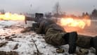 Ein ukrainischer Soldat feuert eine Panzerabwehrrakete ab. Aus den USA kommt nun unter anderem eine Lieferung mit RPG-7-Panzerabwehrwaffen.