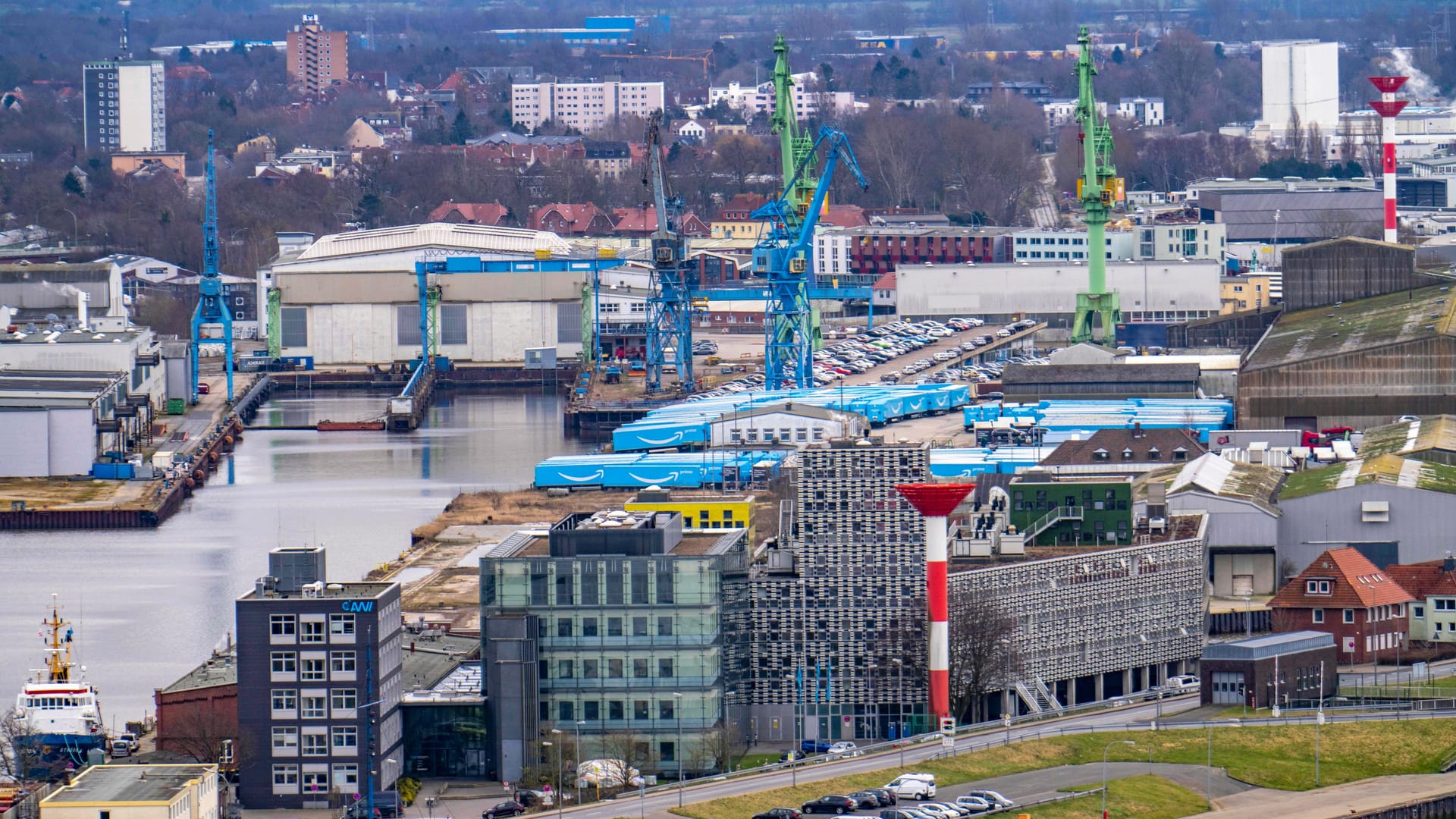 Blick auf Bremerhaven mit dem Fischereihafen: Der Mann wurde schwer verletzt. Blick auf Bremerhaven mit dem Fischereihafen: Der Mann wurde schwer verletzt.
