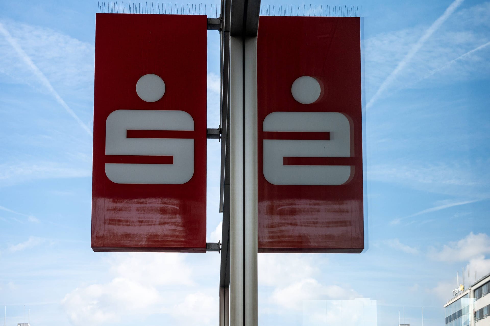 Logo der Sparkasse (Symbolbild): Ein ehemaliger Banker hat Schließfächer seiner Kunden aufgebrochen und wurde dafür verurteilt.