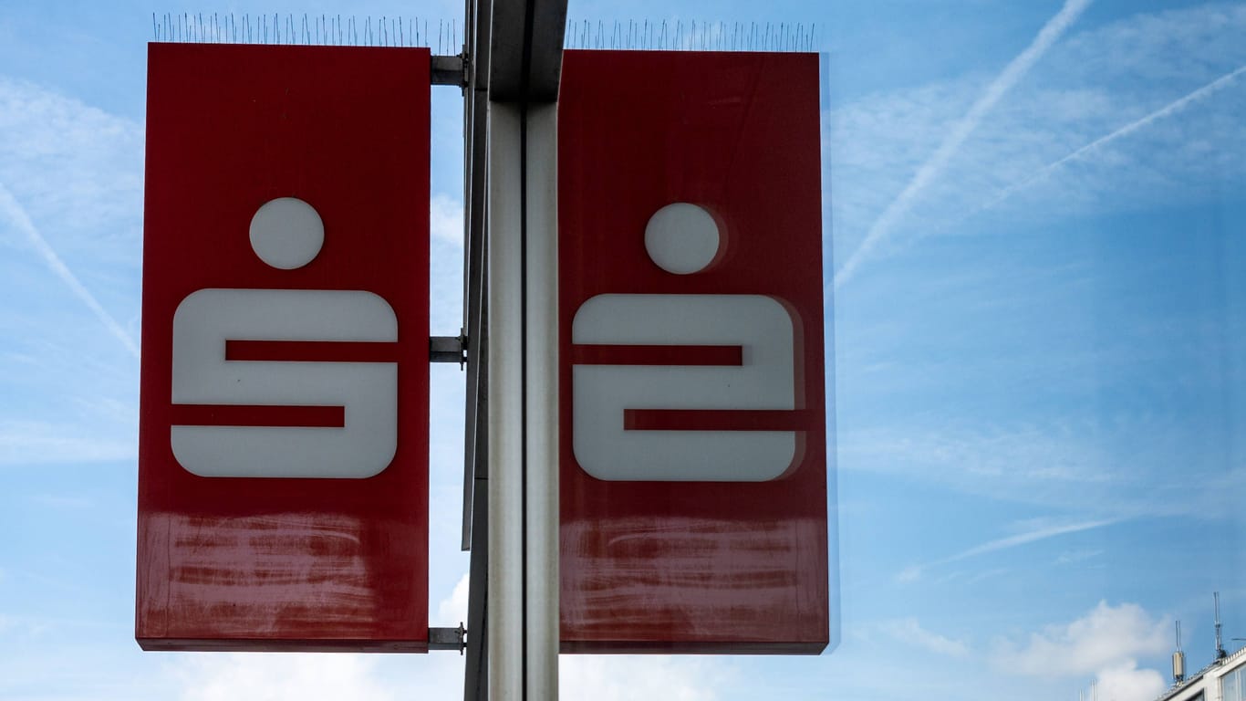 Logo der Sparkasse (Symbolbild): Ein ehemaliger Banker hat Schließfächer seiner Kunden aufgebrochen und wurde dafür verurteilt.