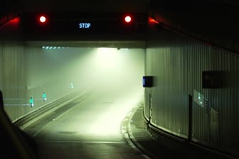 Rauch im Luise-Kiesselbach-Tunnel: Ein Autofahrer konnte sich laut einem Reporter gerade noch retten.
