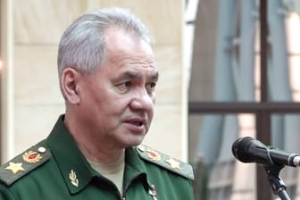 Der russische Verteidigungsminister Schoigu (Archivbild): Er sieht den Westen hinter dem Attentat nahe Moskau – und erntet heftigen Widerspruch aus Frankreich.