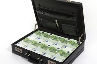 Geldkoffer (Symbolbild): Die Frau verschaffte sich illegal 130.000 Euro.