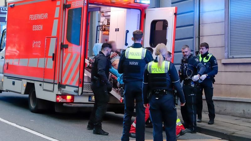 Essen: Ein Mann wird auf einer Liege in einen Krankenwagen geschoben.